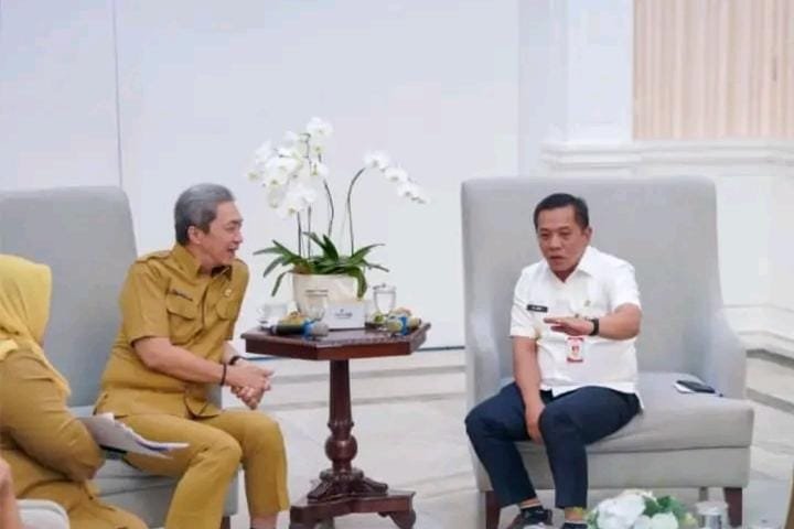 Tiru Bogor, Karawang Siap Bereskan Kabel Udara Semrawut