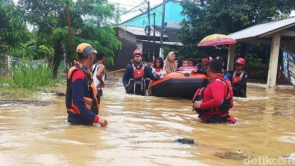 Banjir Luapan Citarum–Cibeet Rendam 8 Desa di Karawang, 8.330 Jiwa Terdampak