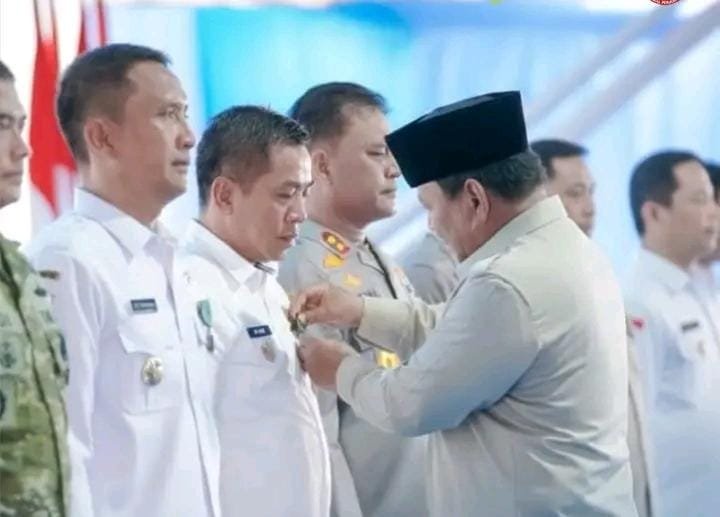 Presiden Prabowo Anugerahkan Satya Lencana Wira Karya kepada Bupati Karawang Aep Syaepuloh