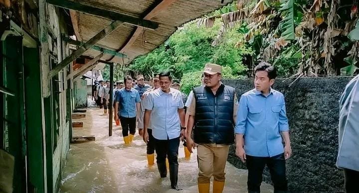 Didampingi Wabup Maslani, Wapres Gibran Tinjau Tiga Posko Pengungsian di Karawang