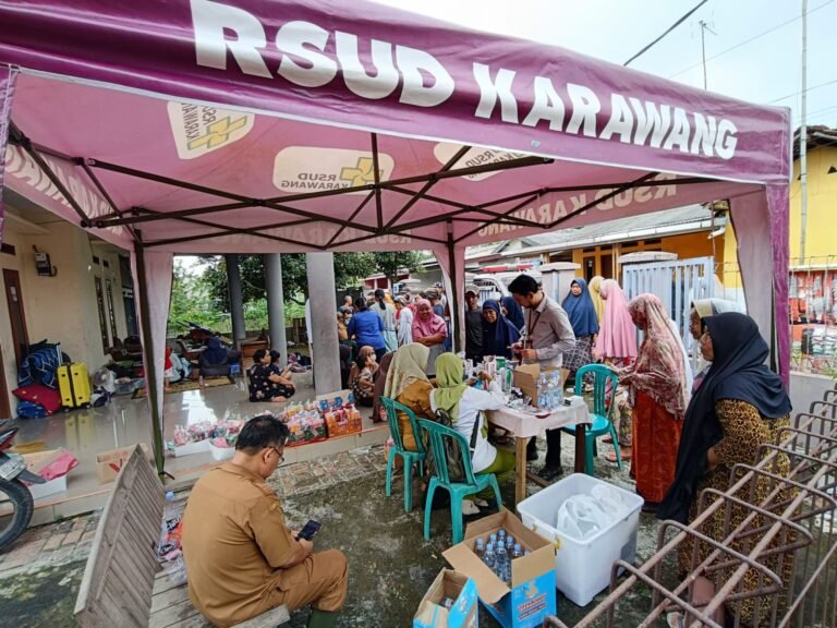 Peduli Korban Banjir, RSUD Karawang Gelar Pengobatan Gratis di Telukmungkal dan Benteng