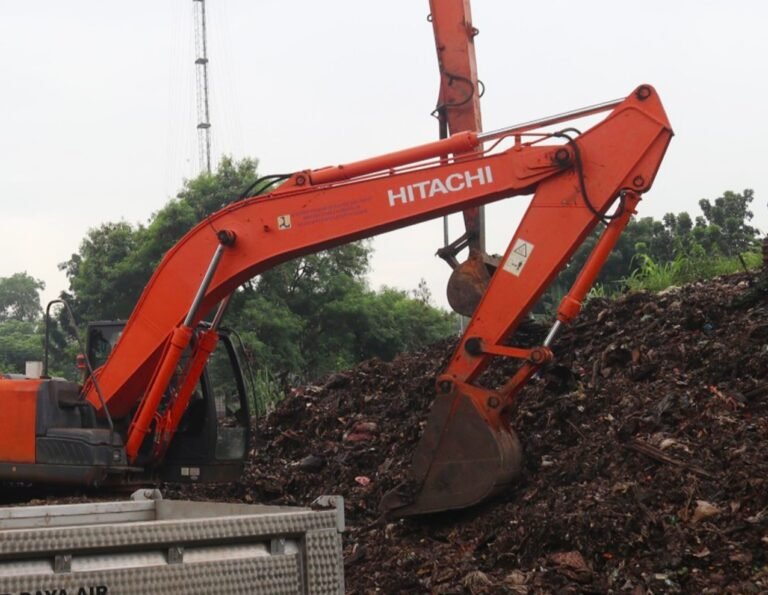 Pemkab Bekasi Kerahkan 10 Armada Angkut 157 Ton Sampah di Crossing KM 19