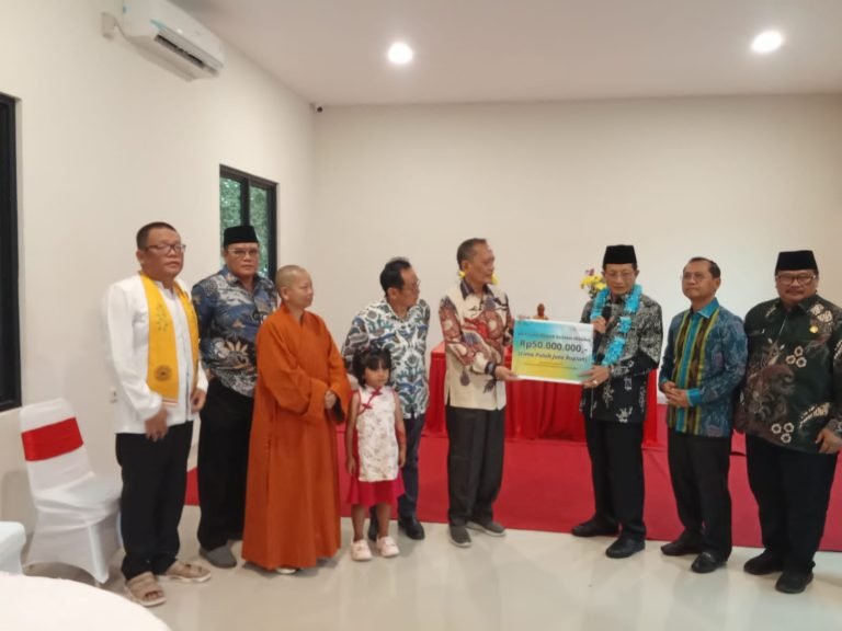 Menag RI Kunjungi Klenteng dan Vihara di Karawang, Serahkan Bantuan Rp50 Juta