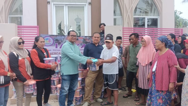 Alumni SMEA/SMKN 2 Karawang Berbagi, IASKA Salurkan Ratusan Sembako