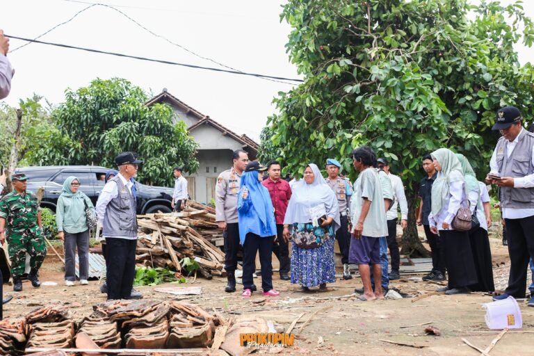 Bupati Pesawaran Tinjau Lokasi Terdampak Puting Beliung di Kecamatan Tegineneng