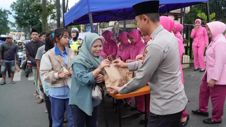 Polres Garut Bagikan Takjil Gratis, Wujud Kepedulian di Bulan Ramadan