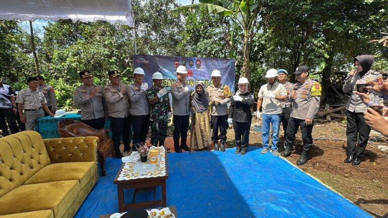 Polres Subang Hadir untuk Masyarakat: Kapolres Pimpin Langsung Bedah Rumah Ibu Ahmi di Pangsor