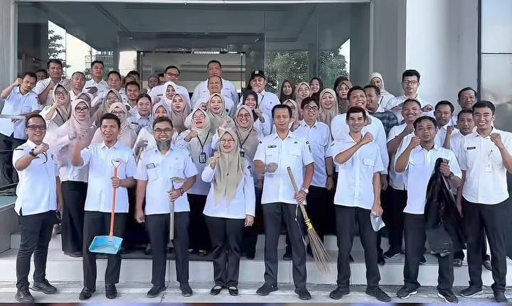 Gotong Royong Pegawai, BKPSDM Karawang Wujudkan Lingkungan Kerja Bersih