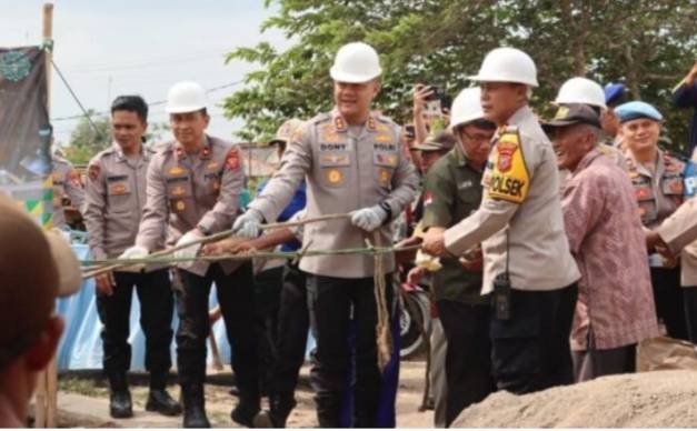 Polres Subang Gelar Bedah Rumah Rutilahu di Tiga Kecamatan, Kapolres Pimpin Peletakan Batu Pertama