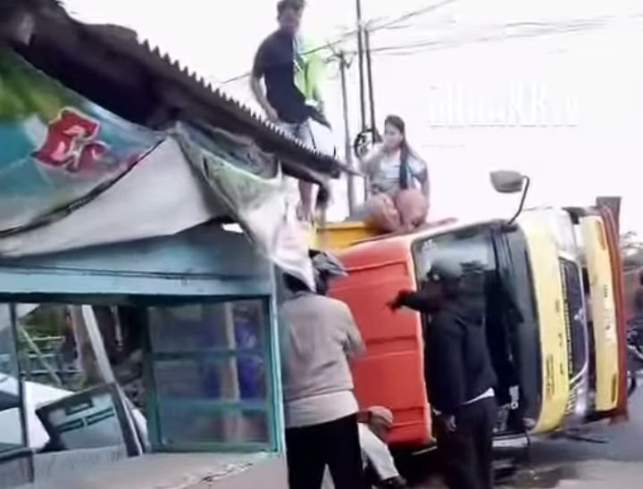 Truk Bermuatan Pasir Batu Terguling di Jalan Rawamerta–Karawang