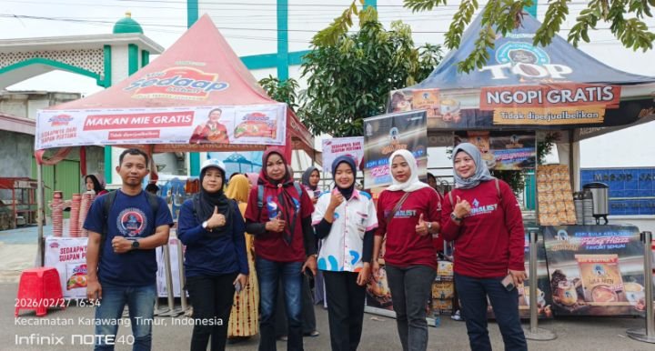 Kolaborasi IWOI Karawang–Wings Bagikan Takjil di Masjid Raudhatul Jannah