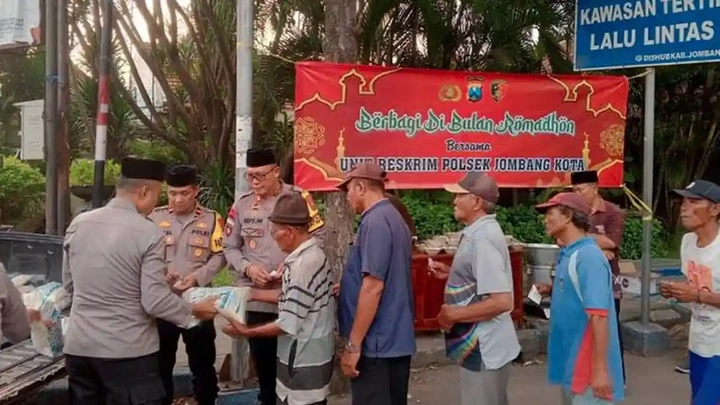 Pulang Kerja, Tukang Becak di Alun-alun Jombang Dapat Ratusan Sembako dari Polsek, Dilanjut Bukber