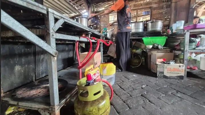 Warga Ponorogo Tercekik Kelangkaan LPG 3 Kg: Harga Tembus Rp32 Ribu, Terpaksa Pakai Kayu Bakar