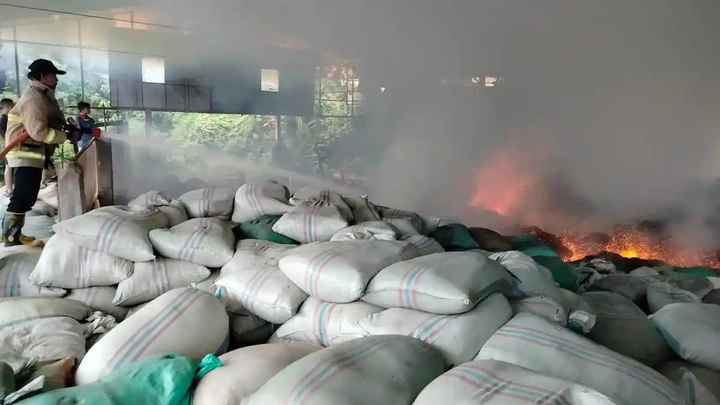 Gudang Pabrik Produsen Tepung Terbakar di Jepara, Bahan Baku Senilai Puluhan Juta Hangus