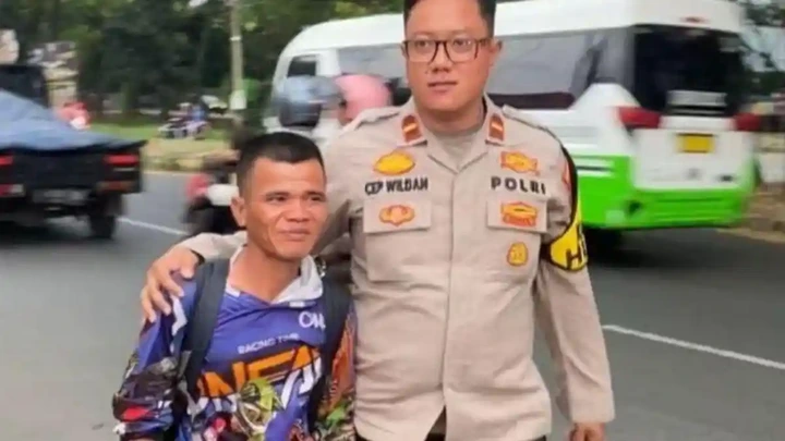 Pria Ini Jalan Kaki Dari Riau ke Surabaya Demi Ibu yang Sakit, Kisahnya Berubah di Karawang