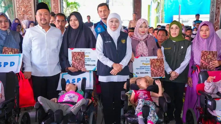 Gubernur Khofifah Salurkan Berbagai Bantuan dan Tali Asih Rp7,6 Miliar untuk Masyarakat Gresik