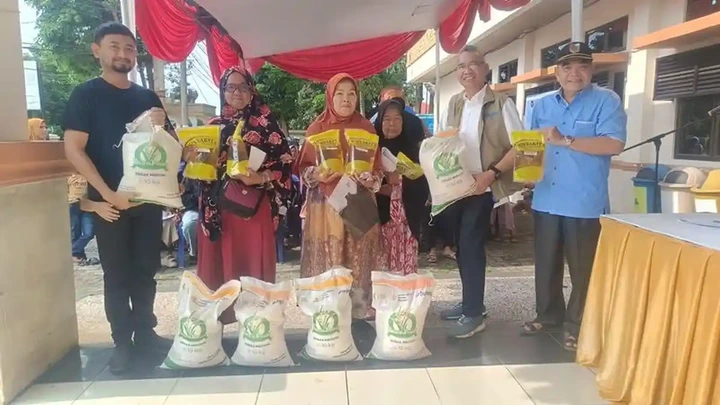 Bulog Salurkan Bantuan Beras dan Minyak Goreng untuk Warga Tiga Kelurahan di Pekanbaru