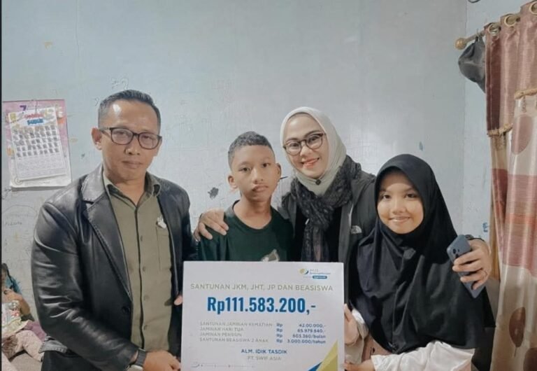 BPJS Ketenagakerjaan Serahkan Santunan kepada Ahli Waris Korban Kecelakaan di Karawang