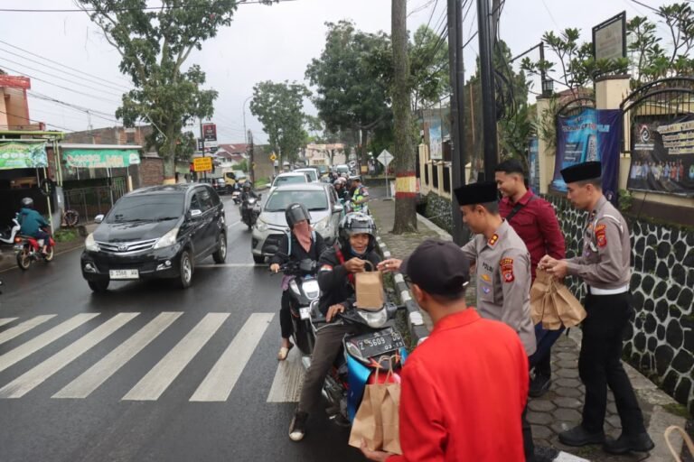 Polres Garut Bersama Mahasiswa Cipayung dan BEM Bagikan Takjil Gratis, Perkuat Sinergi di Bulan Ramadan