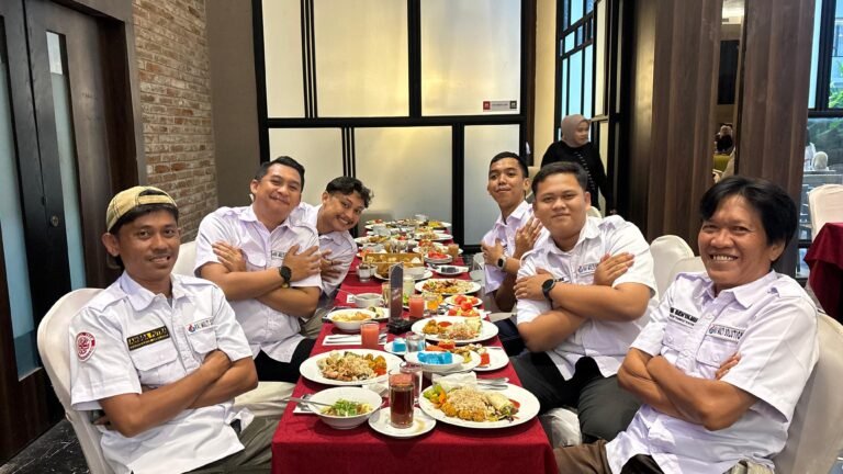 Tebar Kebaikan Ramadan, Rai Medical Team Karawang Bagikan Takjil untuk Pengendara