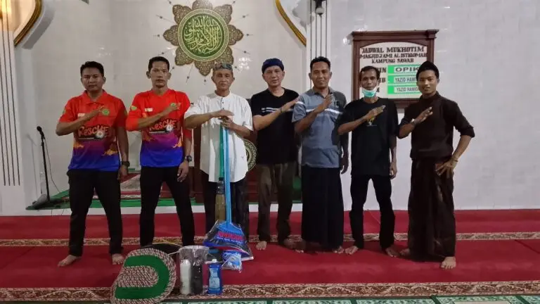 Rescue Karang Taruna Karawang Gelar Aksi Bersih Bersih Masjid Al-Istiqomah di Dusun Pasar, Desa Kampungsawah