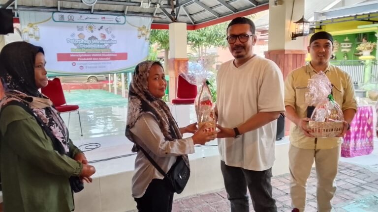 Anggota DPRD Jabar Pipik Taufik Ismail Beri Motivasi Wirausaha bagi UMKM Disabilitas di Karawang