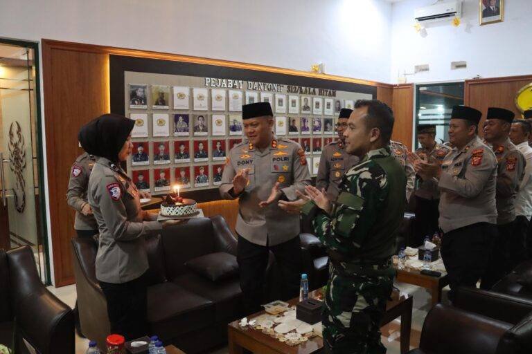 Polres Subang Gelar Buka Puasa Bersama dan Beri Surprise Ulang Tahun kepada Danyon 312/Kala Hitam