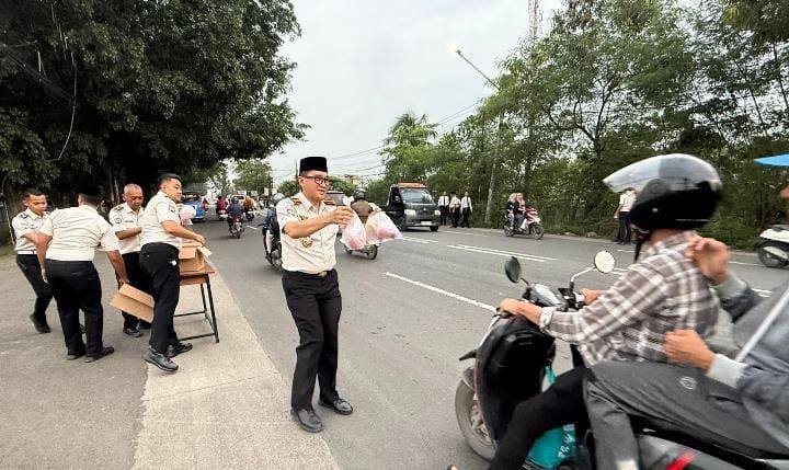 Lapas Kelas IIA Karawang Bagikan 200 Paket Takjil untuk Pengguna Jalan saat Ramadan
