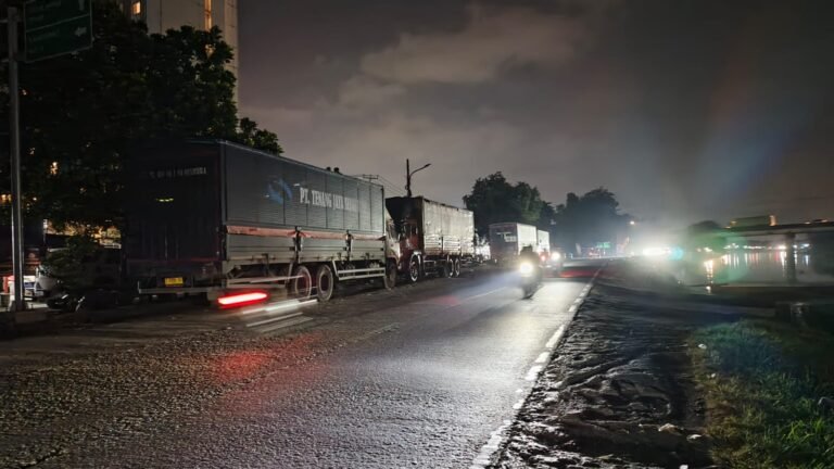 Parkir Kontainer Diduga Penyebab Ruas Jalan Badami–Pangkalan Menyempit