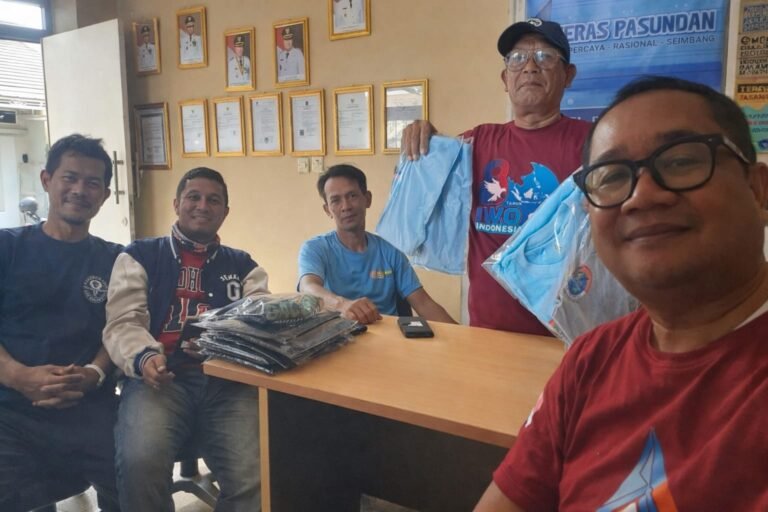 Tanpa Pungutan, IWOI Karawang Bagi-Bagi Kaos untuk Jurnalis Mudik