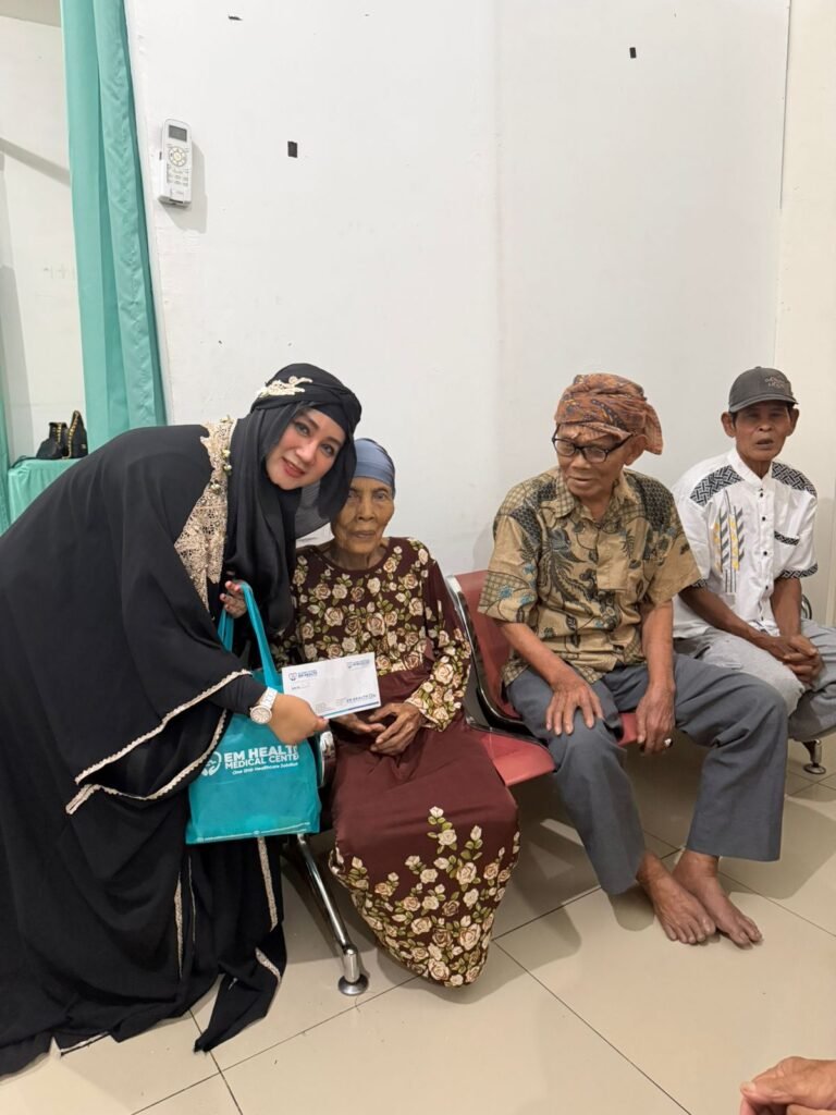 Kisah Mengharukan di Karawang: EM Health Jemput Senyum Lansia dan Yatim di Ramadan