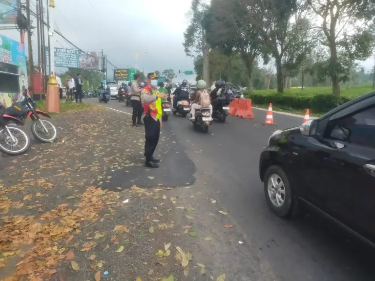 Destinasi Wisata Ciater Ramai Pengunjung hari ke tiga lebaran, Polisi Pastikan Lalin Tetap Aman dan Lancar