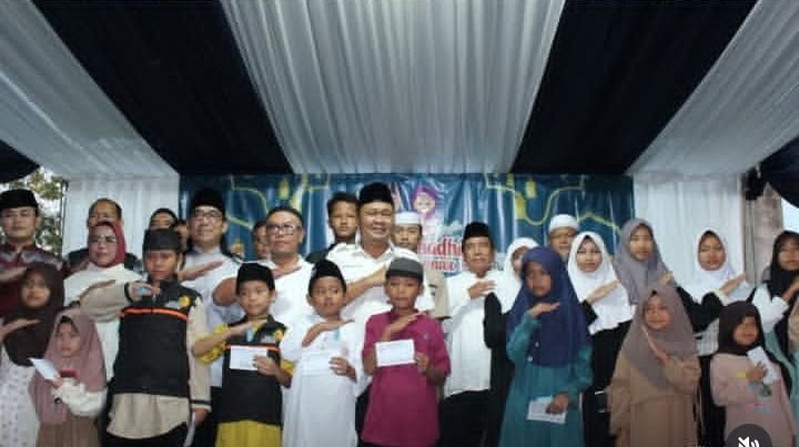 Wabup Karawang Maslani Hadiri Santunan 200 Anak Yatim di Ponpes At-Thohirin, Oteng Balap Turut Meriahkan Acara