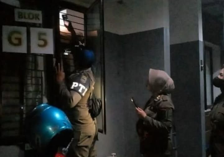RazIa Rumah Kos di Karawang, 26 Pasangan Diduga Bukan Suami Istri Diamankan