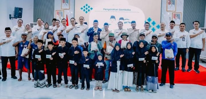 Pemkab Karawang Bagikan 400 Paket Sembako untuk Pengayuh Becak dan Anak Yatim