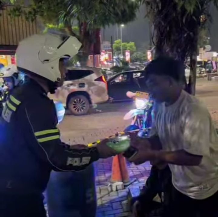 Satlantas Polres Karawang Bagikan Sahur untuk Pemudik di Rest Area KM 57