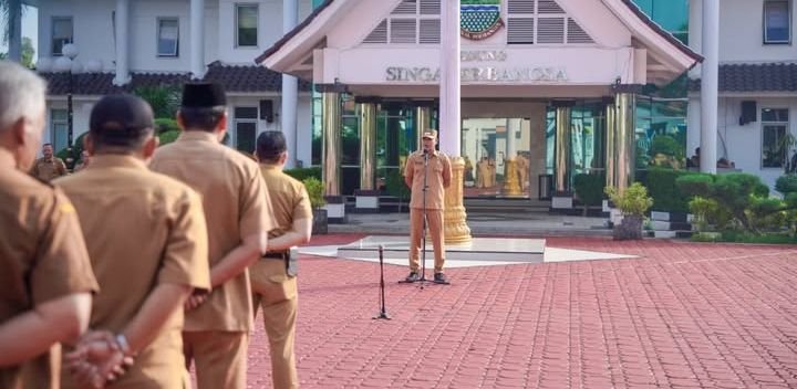 Sekda Karawang Pimpin Apel Pagi, Tekankan ASN Ambil Sisi Positif Kebijakan