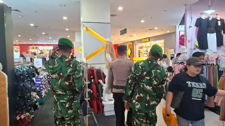 Petugas Gabungan TNI-Polri Laksanakan Patroli Jalan Kaki beri Rasa Aman di Singkawang Grand Mall