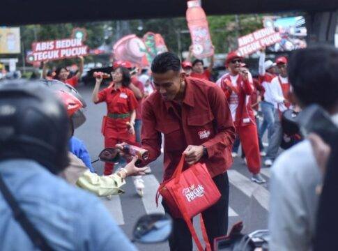 Teja Paku Alam dan Adam Alis Bagikan Takjil di Simpang Dago Bandung