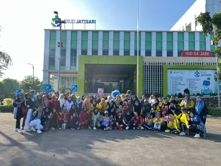 Direktur RSUD Jatisari Pimpin Senam Sehat dan Bugar Bersama di Karawang
