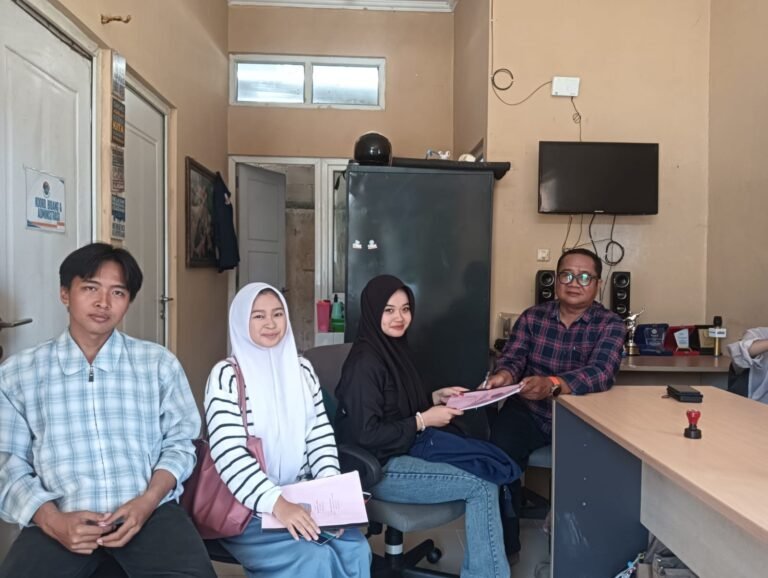 Dua Siswi SMKN 2 Karawang Rampungkan PKL, Laporan Ditandatangani di PT Teras Pasundan Mediatama