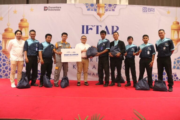 BRI Kanca Karawang Bersama YBM BRILiaN Berbagi Kebahagiaan Lewat Paket Sembako dan Santunan Anak Yatim