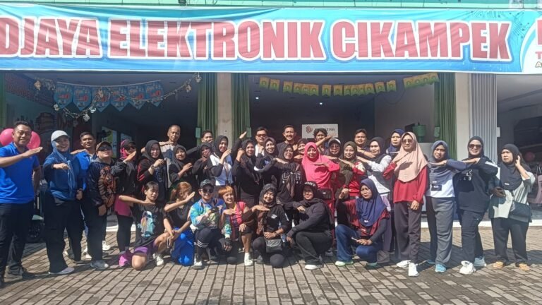 Tridjaya Elektronik Cikampek Ajak Warga Hidup Sehat Lewat Senam Massal