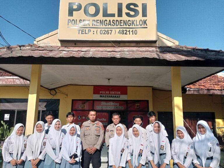 Siswa SMA Negeri 1 Rengasdengklok Kunjungi Polsek Rengasdengklok, Kasie Humas Tekankan Transparansi Layanan