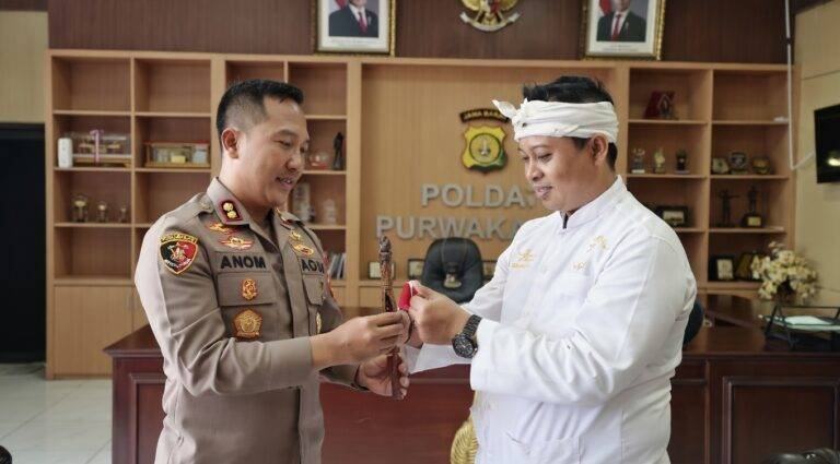 Kang Andi Hibahkan Pusaka Kujang ke Kapolres Purwakarta, Simbol Sinergi Budaya dan Keamanan
