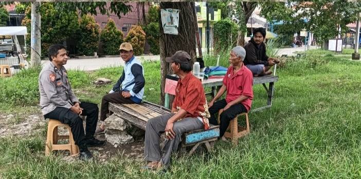 Gelar Jumat Curhat, Bhabinkamtibmas Polsek Rengasdengklok, Dengarkan Keluhan Warga Dusun Krajan Desa Kalangsuria Kec.Rengasdengklok