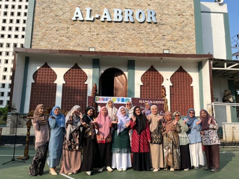 Momentum Angkat Harkat Martabat Perempuan, SMK Muhammadiyah 1 Cikampek  Peringati Hari Kartini