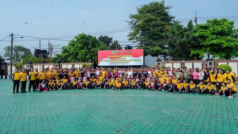 Polres Karawang Gelar Olahraga Bersama Peringati Hari K3 Sedunia 2026