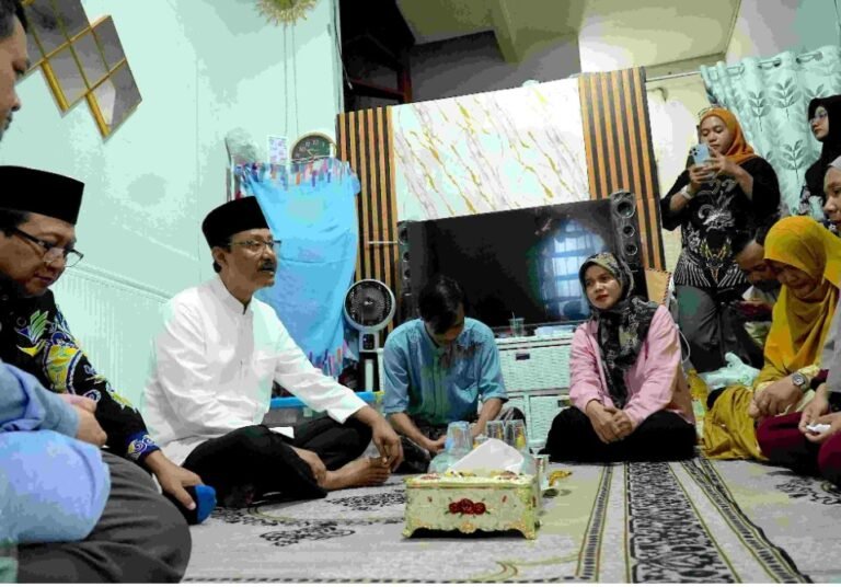 Gus Ipul Kirim Doa dan Takziah di Rumah Korban Kecelakaan KA di Bekasi