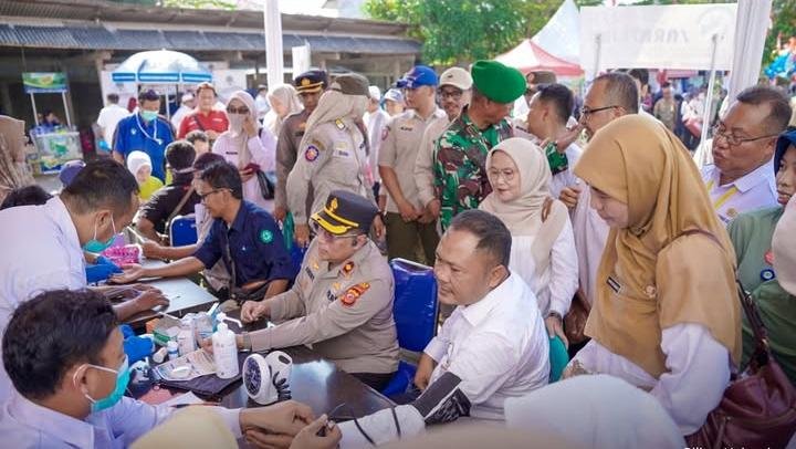 Antusiasme Warga Warnai PATEN di Cilamaya Wetan, Wakil Bupati H. Maslani Ikut Donor Darah dan Resmikan Vision Center